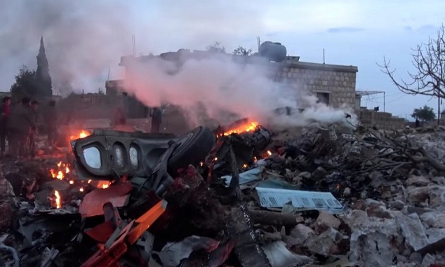 Τα φλεγόμενα συντρίμματα του ρωσικού αεροπλάνου που καταρρίφτηκε κοντά στον Ιντλίμπ, στις 3 Φεβρουαρίου.